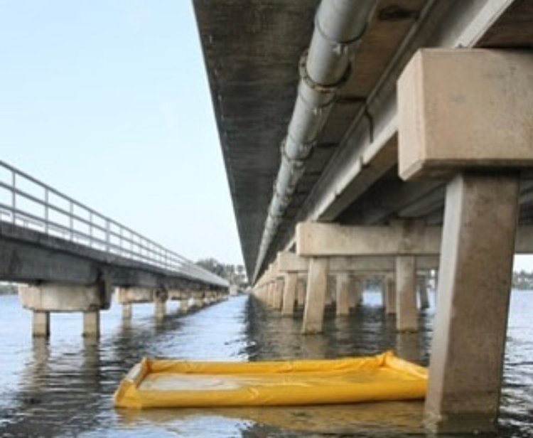 Carpeta de contención flotante para trabajos en agua.